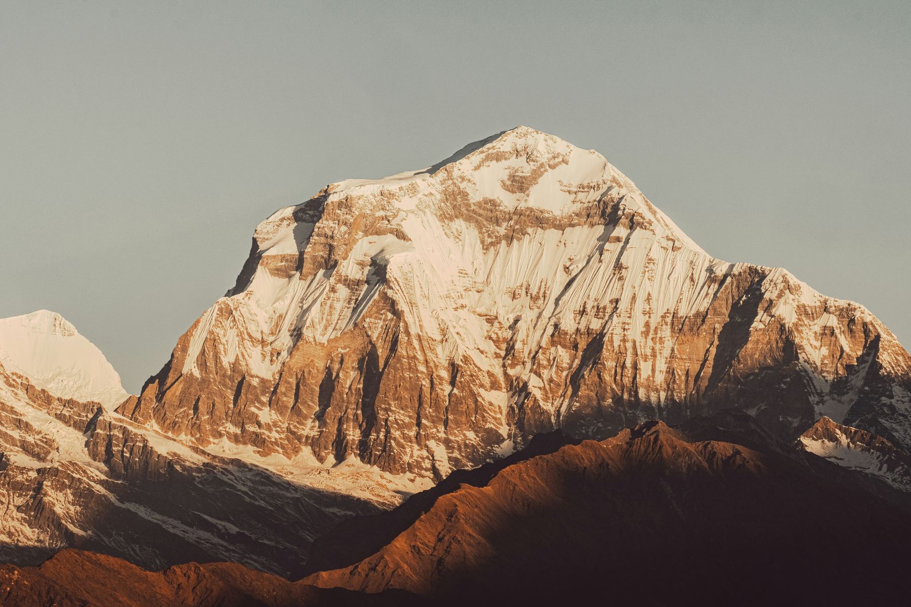 Cumbre de montaña iluminada al amanecer